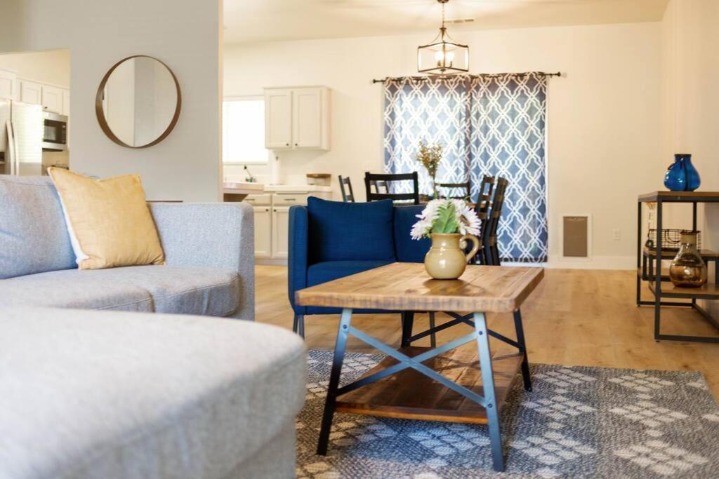 Gateway Retreat: Short Drive To The Sequoias Villa *